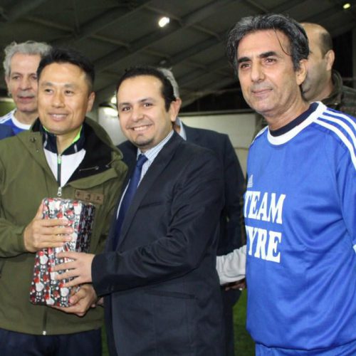 الدكتور حسن تاج الدين مقدمًا كأس السلام لفريق كرة القدم في الكتيبة الكورية