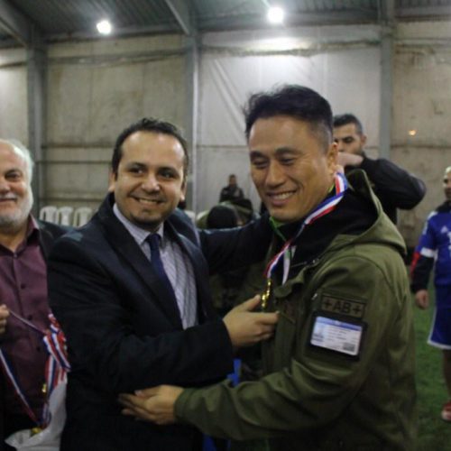 الدكتور حسن تاج الدين مقدمًا كأس السلام لفريق كرة القدم في الكتيبة الكورية