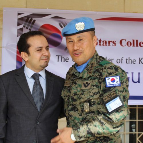 الدكتور حسن تاج الدين مستقبلًا قائد الكتيبة الكورية العاملة في إطار اليونيفيل في ثانوية ستارز كولدج