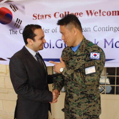 الدكتور حسن تاج الدين مستقبلًا قائد الكتيبة الكورية العاملة في إطار اليونيفيل في ثانوية ستارز كولدج
