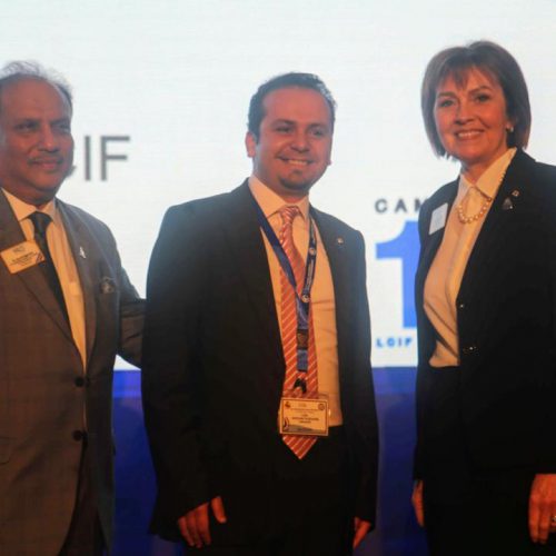 شارة الرئيسة الدولية لأندية الليونز في العالم السيدة Gudrun Yngvadottir للدكتور حسن تاج الدين خلال مؤتمر البحر المتوسط