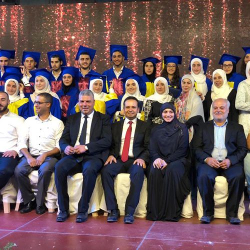 الدكتور حسن تاج الدين محتفلاً بطلاب ثانوية ستارز كولدج المتخرجين والمتفوقين