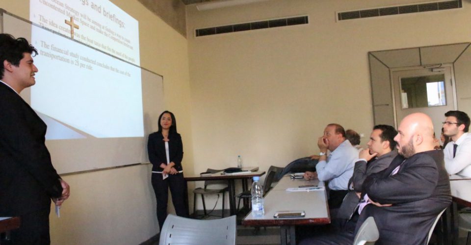 الدكتور حسن تاج الدين خلال تخريج طلّاب الماجستير كلية إدارة الأعمال في جامعة الحكمة