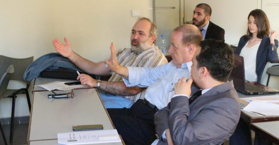 الدكتور حسن تاج الدين خلال تخريج طلّاب الماجستير كلية إدارة الأعمال في جامعة الحكمة