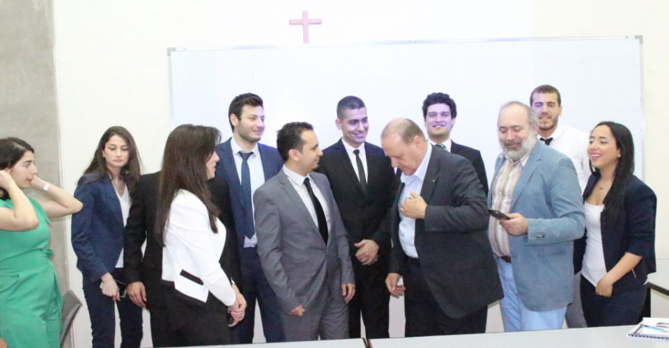 الدكتور حسن تاج الدين خلال تخريج طلّاب الماجستير كلية إدارة الأعمال في جامعة الحكمة