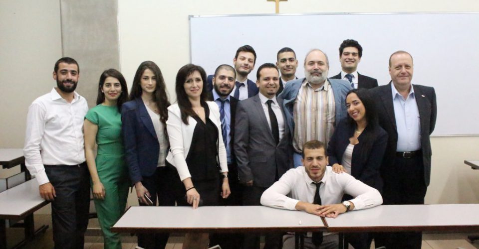 الدكتور حسن تاج الدين خلال تخريج طلّاب الماجستير كلية إدارة الأعمال في جامعة الحكمة