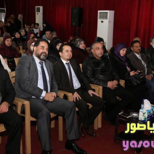 الدكتور حسن تاج الدين مكرما طلابه حسين مروة ومهدي شور بطلي العالم في الحساب الذهني