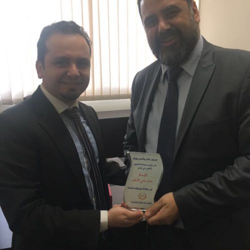 الدكتور حسن تاج الدين مكرما طلابه حسين مروة ومهدي شور بطلي العالم في الحساب الذهني