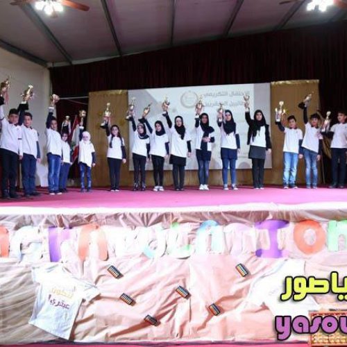 الدكتور حسن تاج الدين مكرما طلابه حسين مروة ومهدي شور بطلي العالم في الحساب الذهني