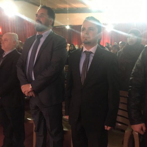 الدكتور حسن تاج الدين مكرما طلابه حسين مروة ومهدي شور بطلي العالم في الحساب الذهني