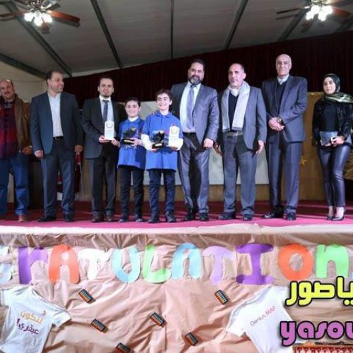 الدكتور حسن تاج الدين مكرما طلابه حسين مروة ومهدي شور بطلي العالم في الحساب الذهني