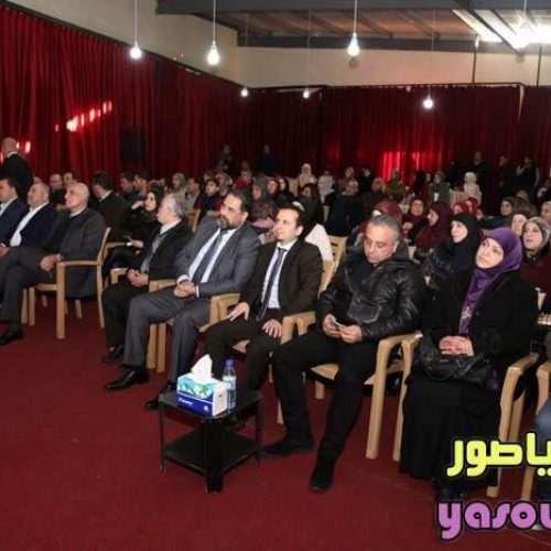 الدكتور حسن تاج الدين مكرما طلابه حسين مروة ومهدي شور بطلي العالم في الحساب الذهني