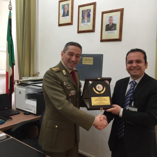 قائد الجيش الإيطالي يكرم الدكتور حسن تاج الدين في روما