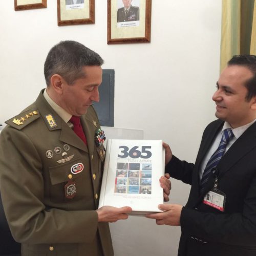 قائد الجيش الإيطالي يكرم الدكتور حسن تاج الدين في روما