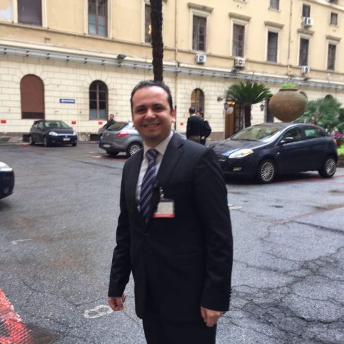 قائد الجيش الإيطالي يكرم الدكتور حسن تاج الدين في روما