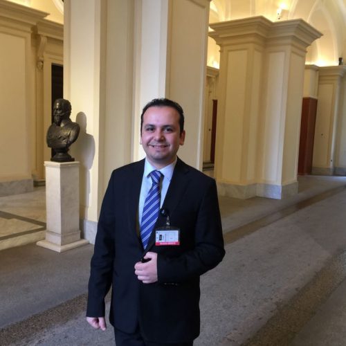 قائد الجيش الإيطالي يكرم الدكتور حسن تاج الدين في روما