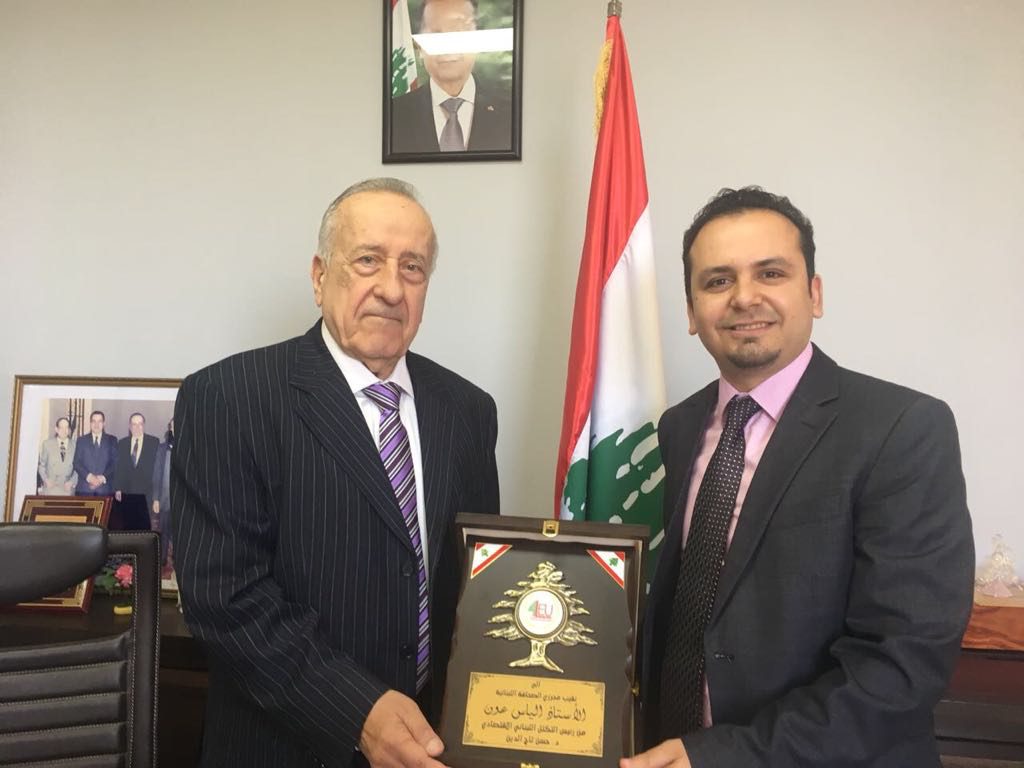 الدكتور حسن تاج الدين مكرماً نقيب محرري الصحافة اللبنانية الاستاذ الياس عون