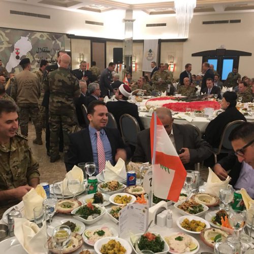 الدكتور حسن تاج الدين ملبيًا حفل غداء بمناسبة  عيد الاستقلال برعاية قائد الجيش