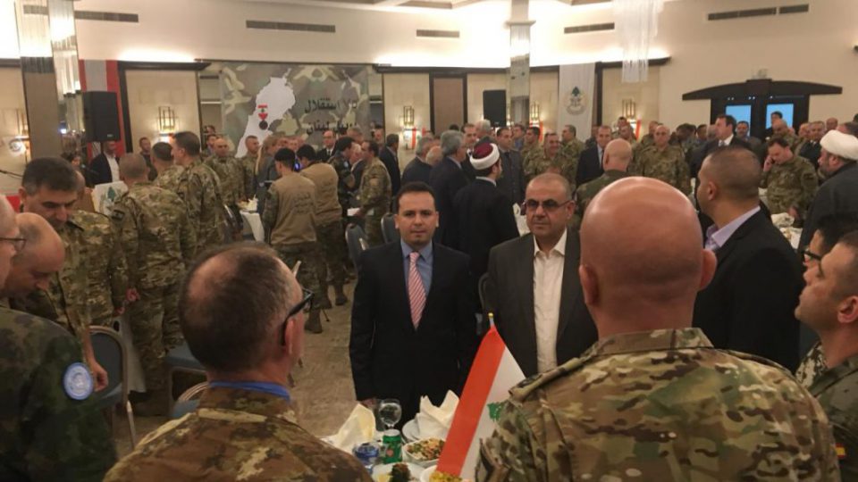 الدكتور حسن تاج الدين ملبيًا حفل غداء بمناسبة عيد الاستقلال برعاية قائد الجيش
