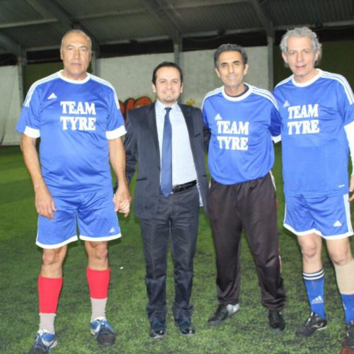 الدكتور حسن تاج الدين مقدمًا كأس السلام لفريق كرة القدم في الكتيبة الكورية