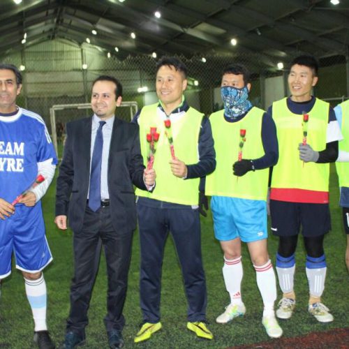 الدكتور حسن تاج الدين مقدمًا كأس السلام لفريق كرة القدم في الكتيبة الكورية