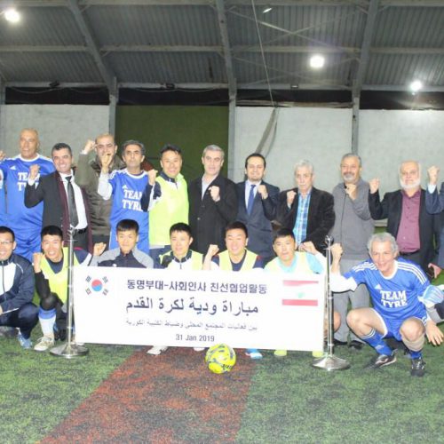 الدكتور حسن تاج الدين مقدمًا كأس السلام لفريق كرة القدم في الكتيبة الكورية