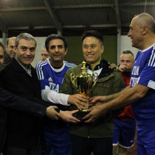 الدكتور حسن تاج الدين مقدمًا كأس السلام لفريق كرة القدم في الكتيبة الكورية