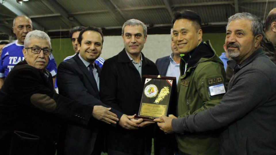 الدكتور حسن تاج الدين مقدمًا كأس السلام لفريق كرة القدم في الكتيبة الكورية