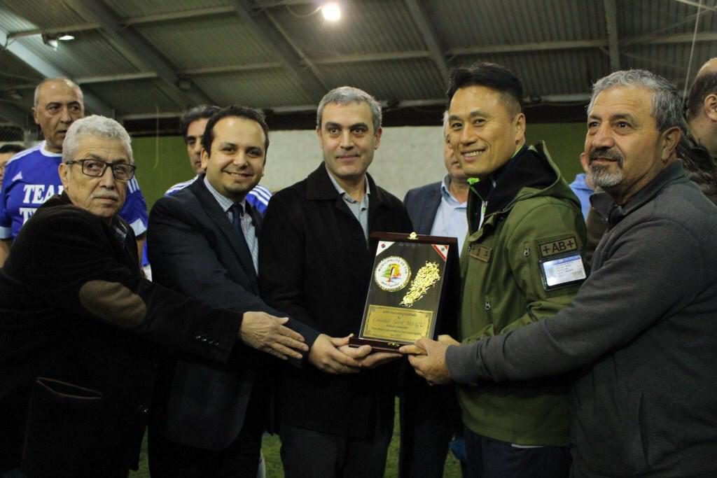 الدكتور حسن تاج الدين مقدمًا كأس السلام لفريق كرة القدم في الكتيبة الكورية