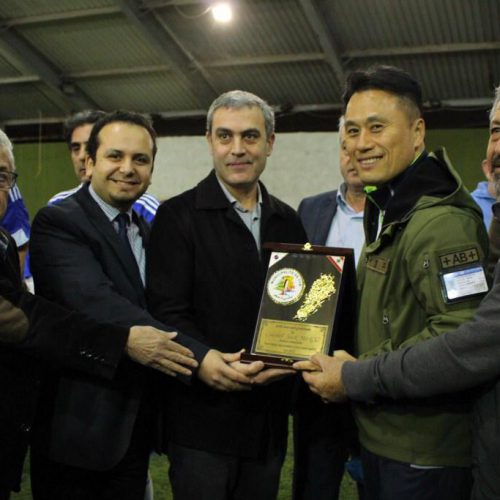 الدكتور حسن تاج الدين مقدمًا كأس السلام لفريق كرة القدم في الكتيبة الكورية