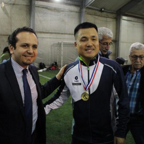 الدكتور حسن تاج الدين مقدمًا كأس السلام لفريق كرة القدم في الكتيبة الكورية