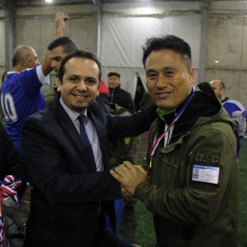 الدكتور حسن تاج الدين مقدمًا كأس السلام لفريق كرة القدم في الكتيبة الكورية