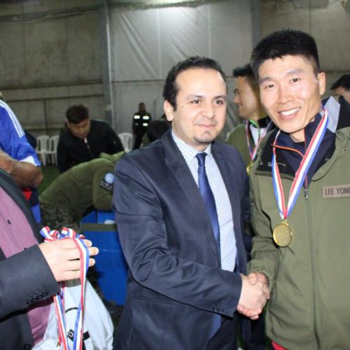 الدكتور حسن تاج الدين مقدمًا كأس السلام لفريق كرة القدم في الكتيبة الكورية