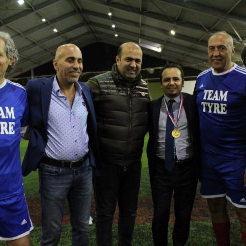 الدكتور حسن تاج الدين مقدمًا كأس السلام لفريق كرة القدم في الكتيبة الكورية