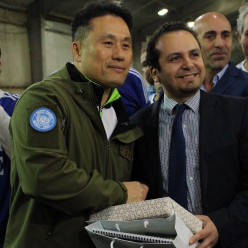 الدكتور حسن تاج الدين مقدمًا كأس السلام لفريق كرة القدم في الكتيبة الكورية