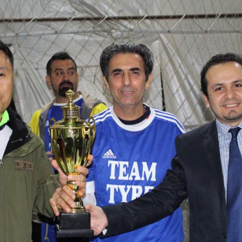 الدكتور حسن تاج الدين مقدمًا كأس السلام لفريق كرة القدم في الكتيبة الكورية