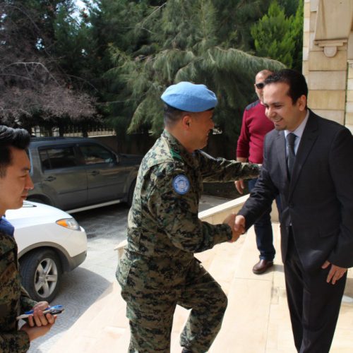 الدكتور حسن تاج الدين مستقبلًا قائد الكتيبة الكورية العاملة في إطار اليونيفيل في ثانوية ستارز كولدج