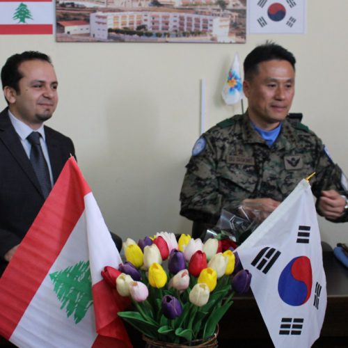 الدكتور حسن تاج الدين مستقبلًا قائد الكتيبة الكورية العاملة في إطار اليونيفيل في ثانوية ستارز كولدج