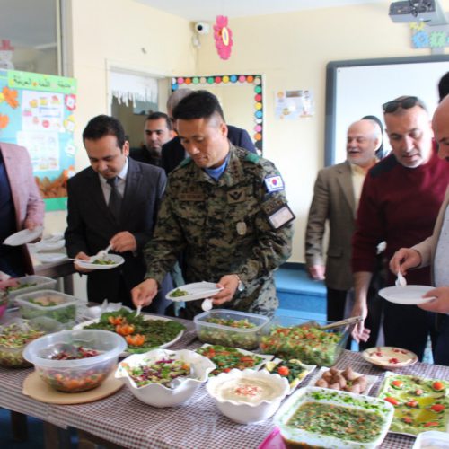 الدكتور حسن تاج الدين مستقبلًا قائد الكتيبة الكورية العاملة في إطار اليونيفيل في ثانوية ستارز كولدج