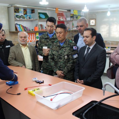 الدكتور حسن تاج الدين مستقبلًا قائد الكتيبة الكورية العاملة في إطار اليونيفيل في ثانوية ستارز كولدج