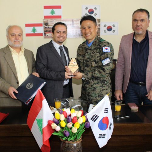 الدكتور حسن تاج الدين مستقبلًا قائد الكتيبة الكورية العاملة في إطار اليونيفيل في ثانوية ستارز كولدج