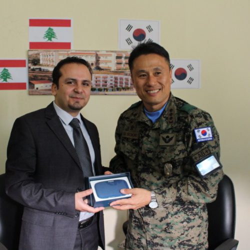 الدكتور حسن تاج الدين مستقبلًا قائد الكتيبة الكورية العاملة في إطار اليونيفيل في ثانوية ستارز كولدج