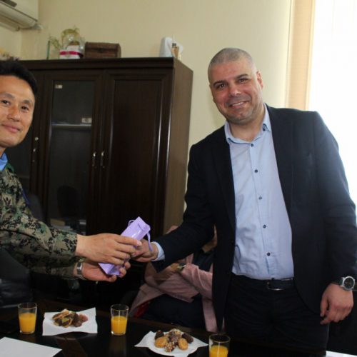 الدكتور حسن تاج الدين مستقبلًا قائد الكتيبة الكورية العاملة في إطار اليونيفيل في ثانوية ستارز كولدج