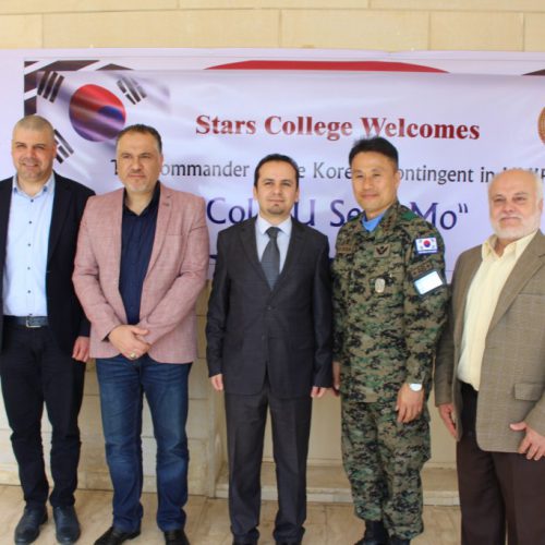 الدكتور حسن تاج الدين مستقبلًا قائد الكتيبة الكورية العاملة في إطار اليونيفيل في ثانوية ستارز كولدج