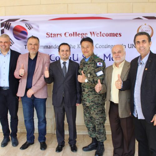 الدكتور حسن تاج الدين مستقبلًا قائد الكتيبة الكورية العاملة في إطار اليونيفيل في ثانوية ستارز كولدج