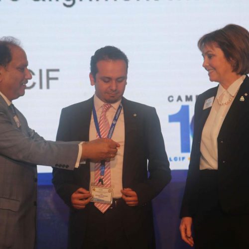 شارة الرئيسة الدولية لأندية الليونز في العالم السيدة Gudrun Yngvadottir للدكتور حسن تاج الدين خلال مؤتمر البحر المتوسط