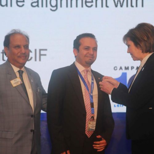 شارة الرئيسة الدولية لأندية الليونز في العالم السيدة Gudrun Yngvadottir للدكتور حسن تاج الدين خلال مؤتمر البحر المتوسط