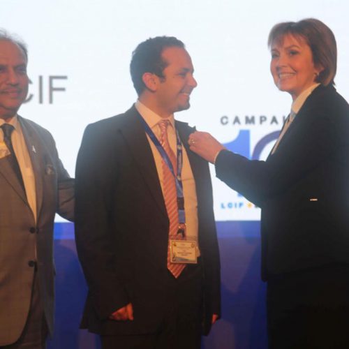 شارة الرئيسة الدولية لأندية الليونز في العالم السيدة Gudrun Yngvadottir للدكتور حسن تاج الدين خلال مؤتمر البحر المتوسط