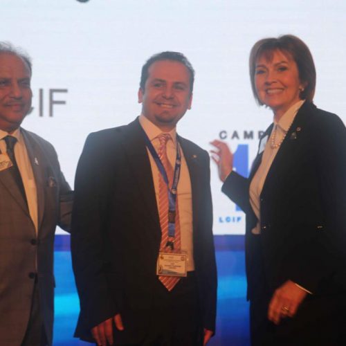 شارة الرئيسة الدولية لأندية الليونز في العالم السيدة Gudrun Yngvadottir للدكتور حسن تاج الدين خلال مؤتمر البحر المتوسط