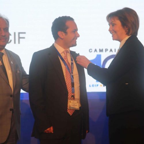 شارة الرئيسة الدولية لأندية الليونز في العالم السيدة Gudrun Yngvadottir للدكتور حسن تاج الدين خلال مؤتمر البحر المتوسط